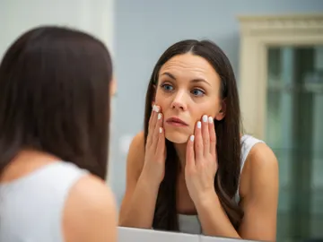 Chica mirándose al espejo Chica mirándose al espejo