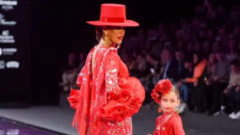 Mirian Ramos desfilando en SIMOF junto a su hija Mirian Ramos desfilando en SIMOF junto a su hija