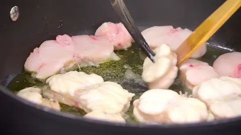 Corta el rape en rodajas, sazónalas, introdúcelas en la tartera Corta el rape en rodajas, sazónalas, introdúcelas en la tartera