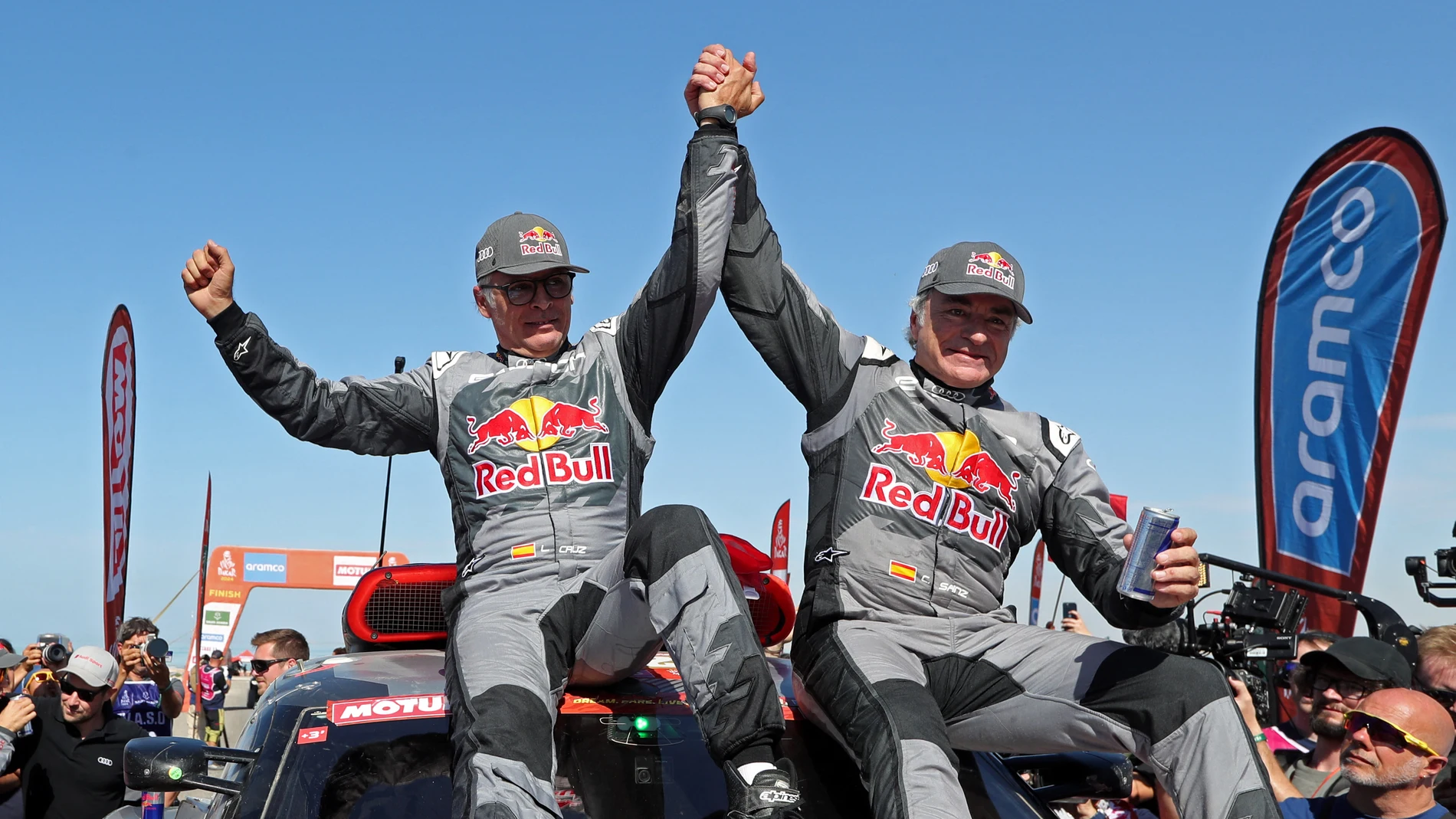 Carlos Sainz y Lucas cruz celebra la victoria en el Dakar 2024