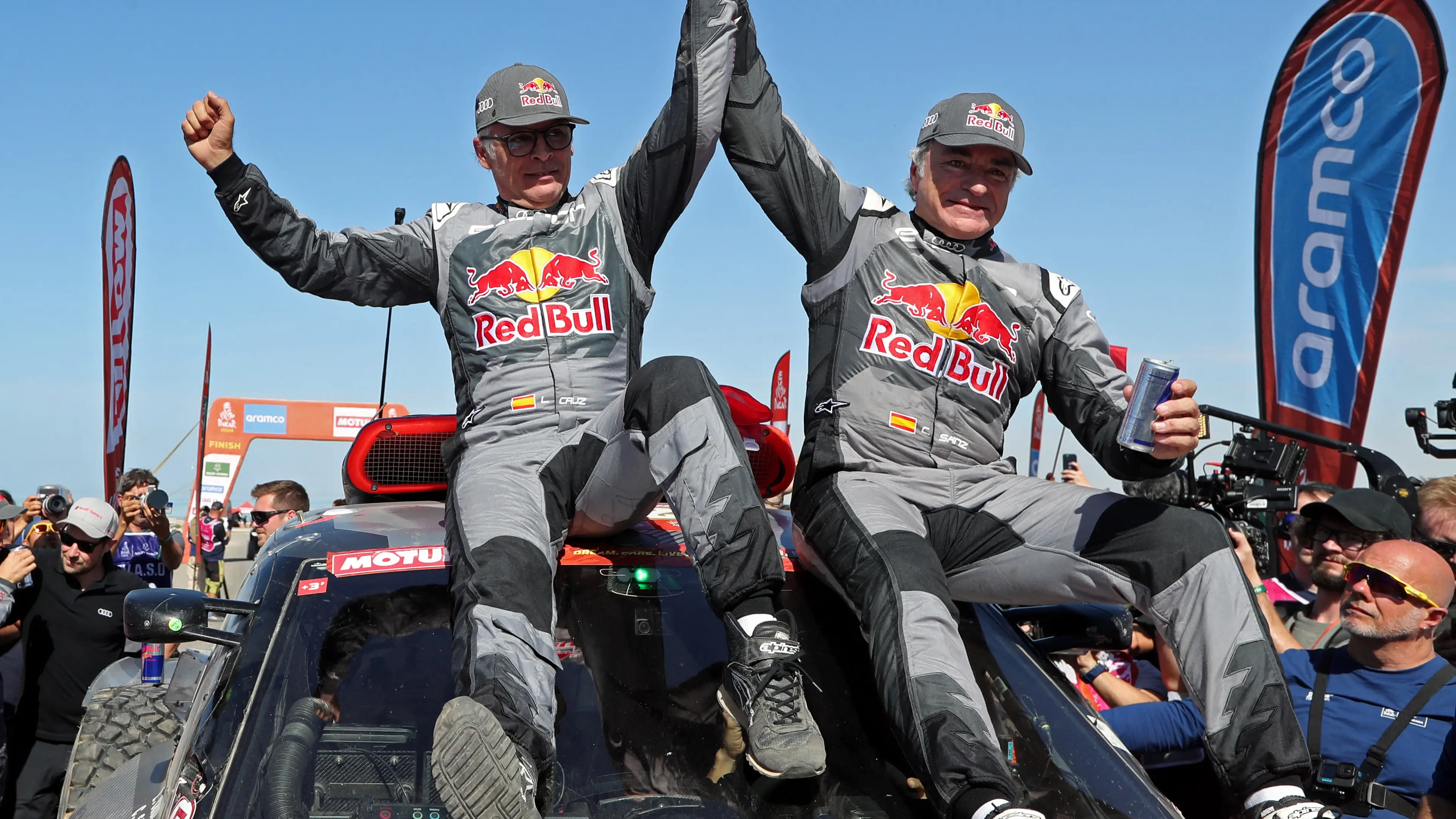 Carlos Sainz y Lucas cruz celebra la victoria en el Dakar 2024