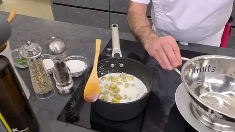 Pon a calentar en un cazo la leche Pon a calentar en un cazo la leche