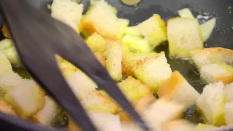 Corta las rebanadas de pan en dados e incorpóralos Corta las rebanadas de pan en dados e incorpóralos