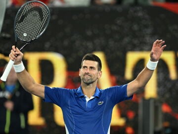 Novak Djokovic celebra su victoria ante Martín Etcheverry en el Open de Australia