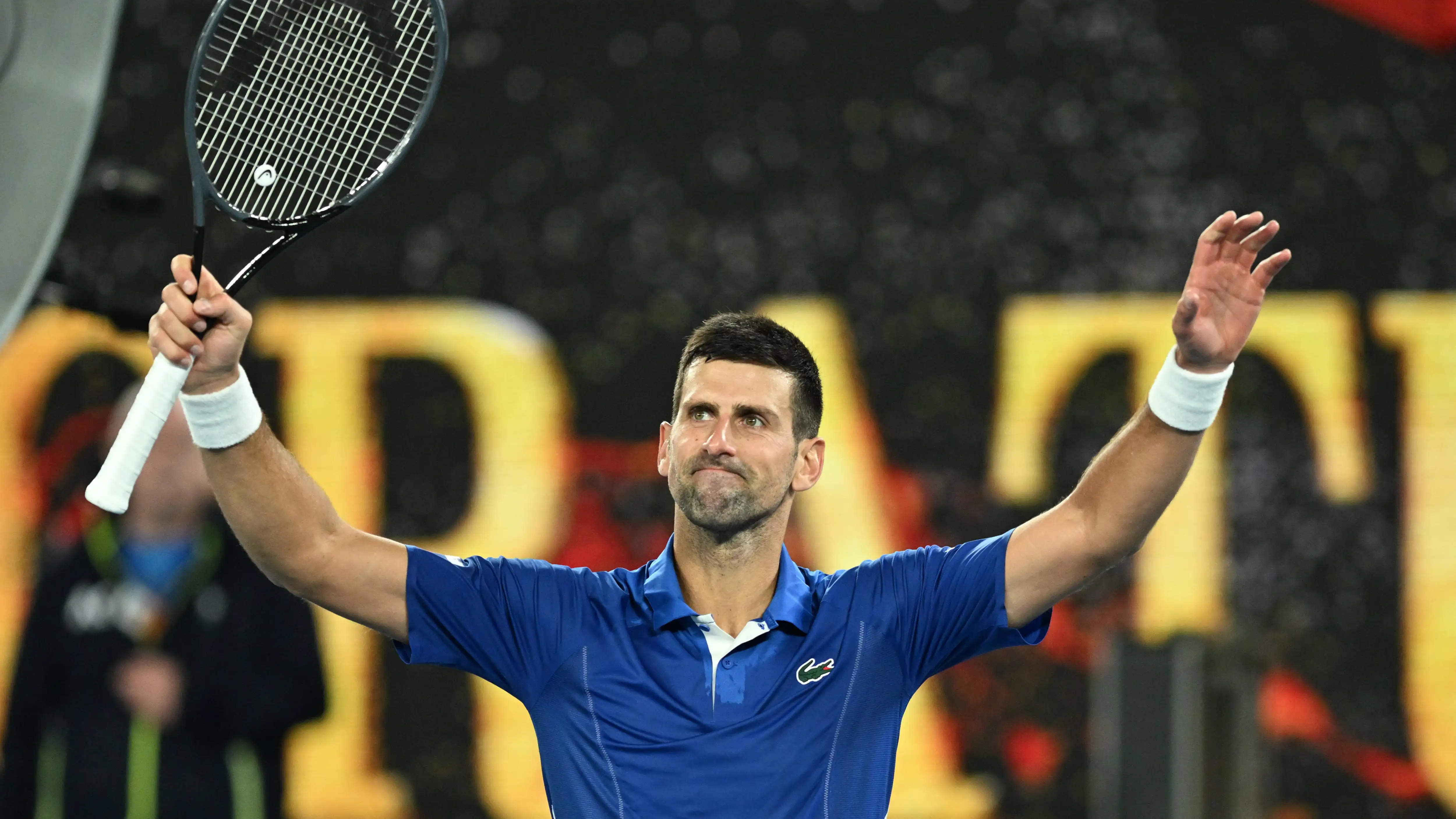 Novak Djokovic celebra su victoria ante Mart&iacute;n Etcheverry en el Open de Australia