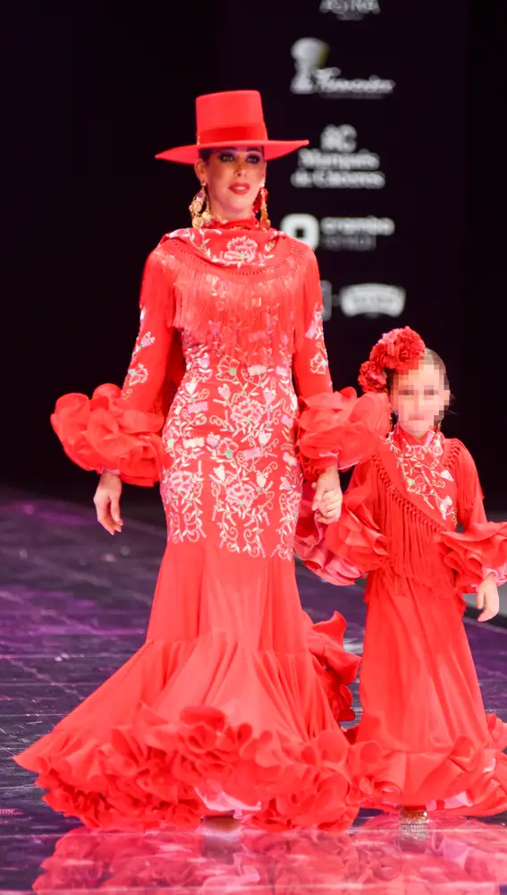 Mirian Ramos desfilando en SIMOF junto a su hija
