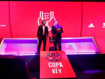 Julien Escudé y el 'Mono' Burgos, en el sorteo de Copa del Rey