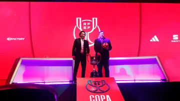 Julien Escudé y el 'Mono' Burgos, en el sorteo de Copa del Rey