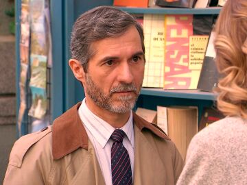 Isidro se ve obligado a contar una media verdad a Alicia: "Necesito que seas muy discreta"