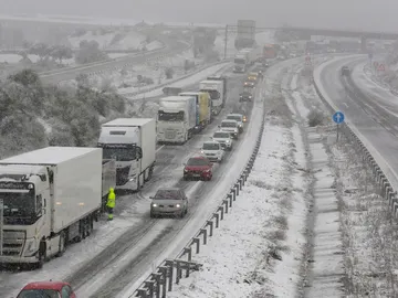 Caravana en la A-66, entre Guijuelo y Béjar (Salamanca), por el temporal Caravana en la A-66, entre Guijuelo y Béjar (Salamanca), por el temporal