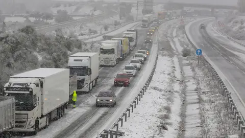 Caravana en la A-66, entre Guijuelo y Béjar (Salamanca), por el temporal Caravana en la A-66, entre Guijuelo y Béjar (Salamanca), por el temporal