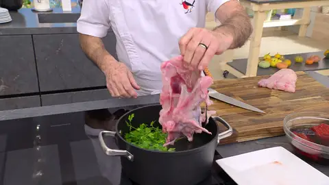 Corta la cabeza del rape e introdúcela en la cazuela Corta la cabeza del rape e introdúcela en la cazuela