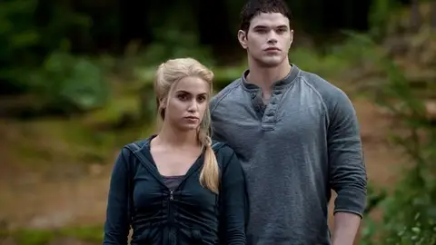 Rosalie y Emmett Cullen en Crepúsculo Rosalie y Emmett Cullen en Crepúsculo