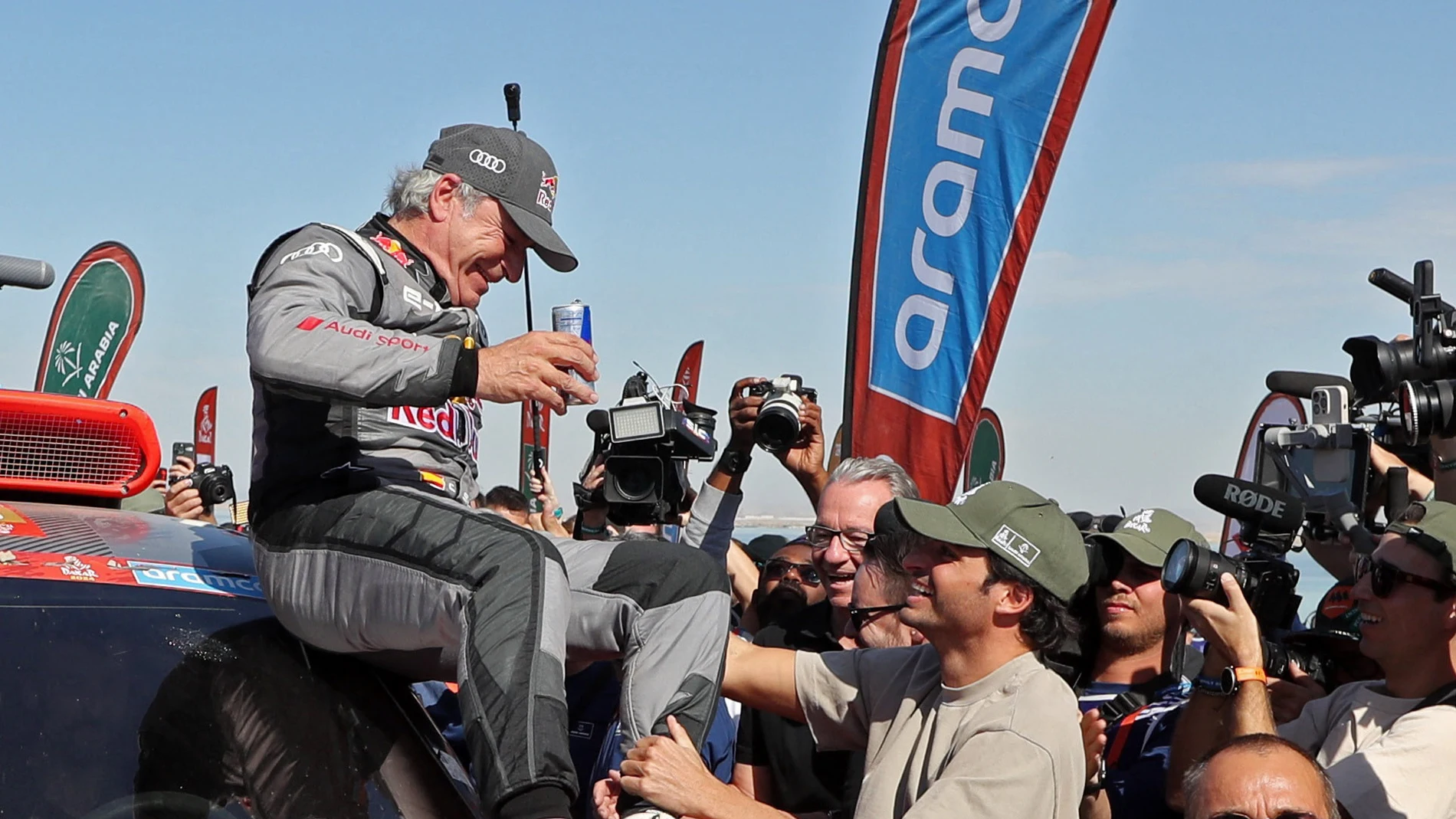 Carlos Sainz, en el momento de abrazarse con su hijo tras ganar el Dakar