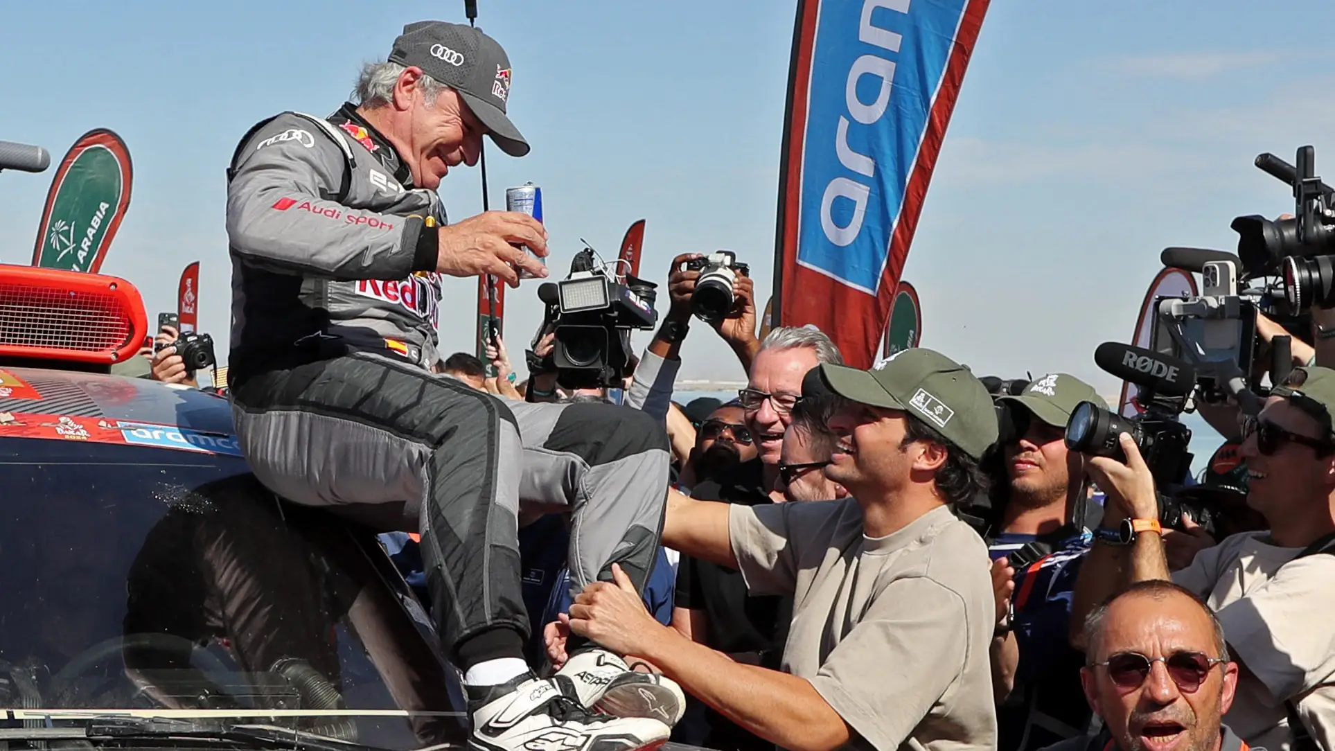 Carlos Sainz, en el momento de abrazarse con su hijo tras ganar el Dakar Carlos Sainz, en el momento de abrazarse con su hijo tras ganar el Dakar