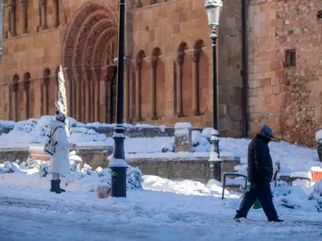 Varias personas caminan por la nieve este sábado en Soria Varias personas caminan por la nieve este sábado en Soria