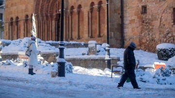 Varias personas caminan por la nieve este sábado en Soria
