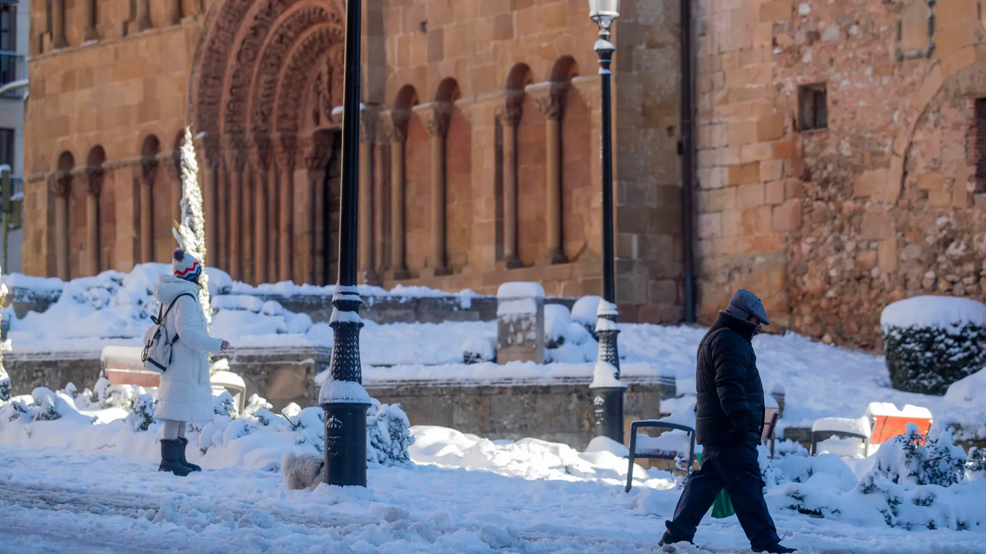 Varias personas caminan por la nieve este s&aacute;bado en Soria