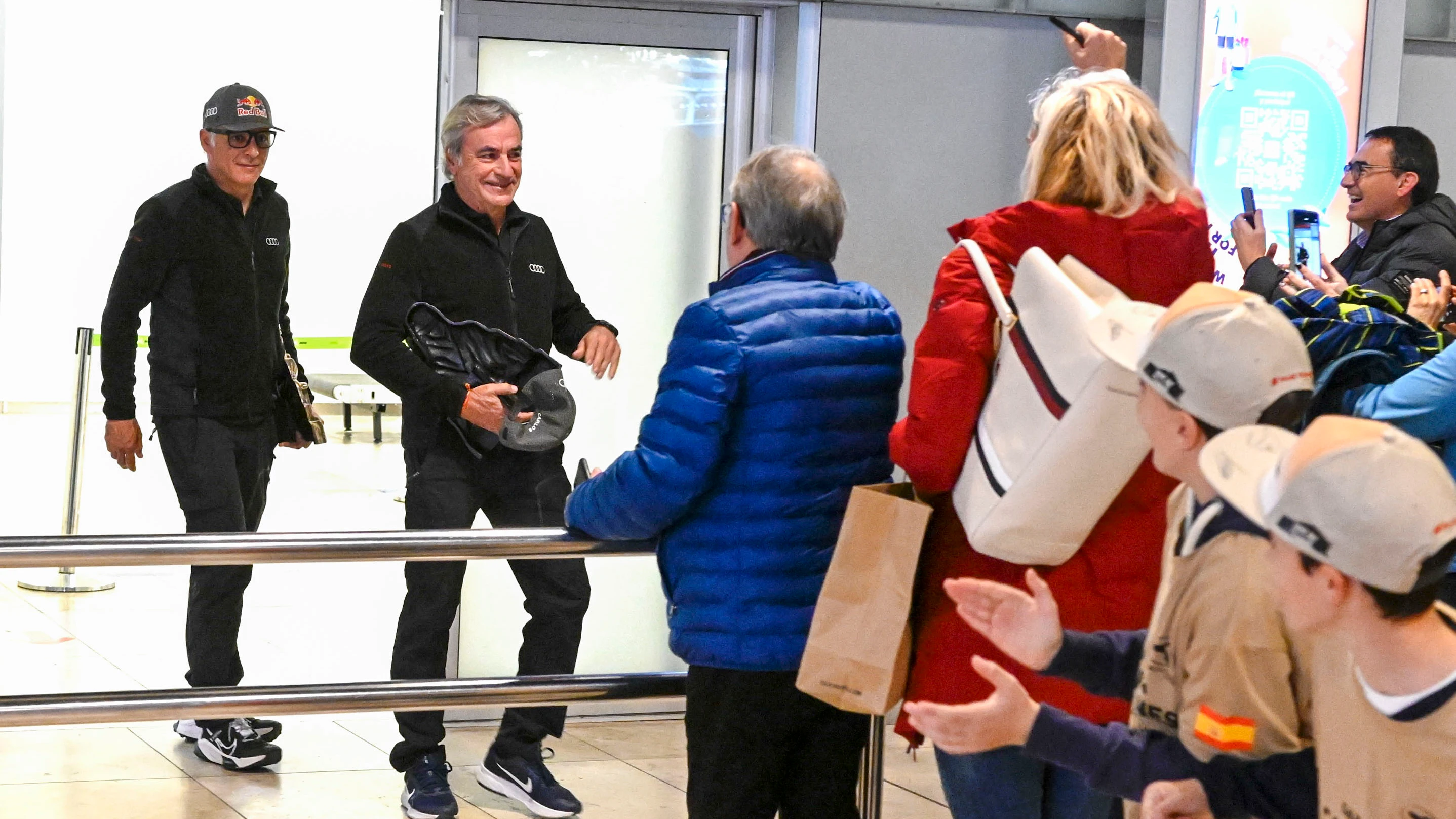 Carlos Sainz y Lucaz Cruz, a su llegada al aeropuerto de Barajas Carlos Sainz y Lucaz Cruz, a su llegada al aeropuerto de Barajas