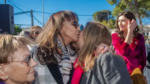 Mari Ángeles Grajal abrazando a Gabriela Ostos Mari Ángeles Grajal abrazando a Gabriela Ostos