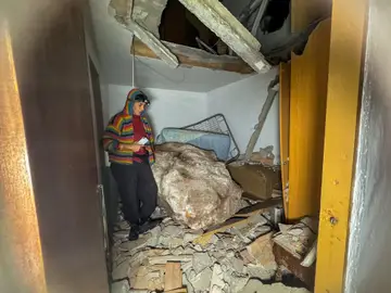 Imagen de la enorme piedra que ha destrozado una casa en Lújar Imagen de la enorme piedra que ha destrozado una casa en Lújar