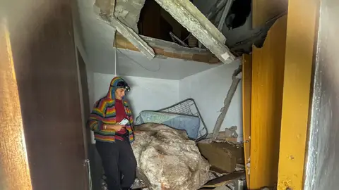 Imagen de la enorme piedra que ha destrozado una casa en Lújar Imagen de la enorme piedra que ha destrozado una casa en Lújar