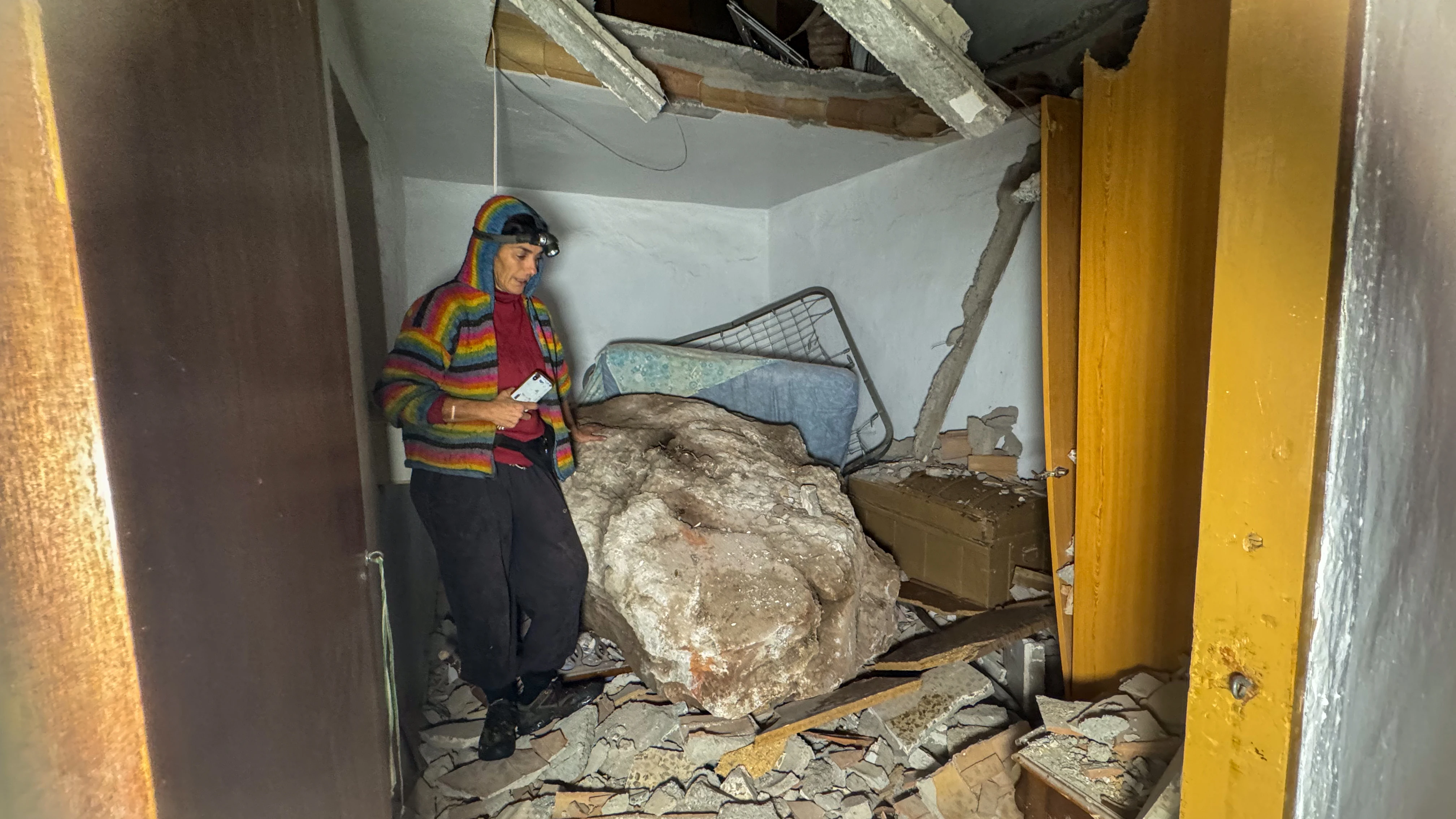 Imagen de la enorme piedra que ha destrozado una casa en Lújar Imagen de la enorme piedra que ha destrozado una casa en Lújar
