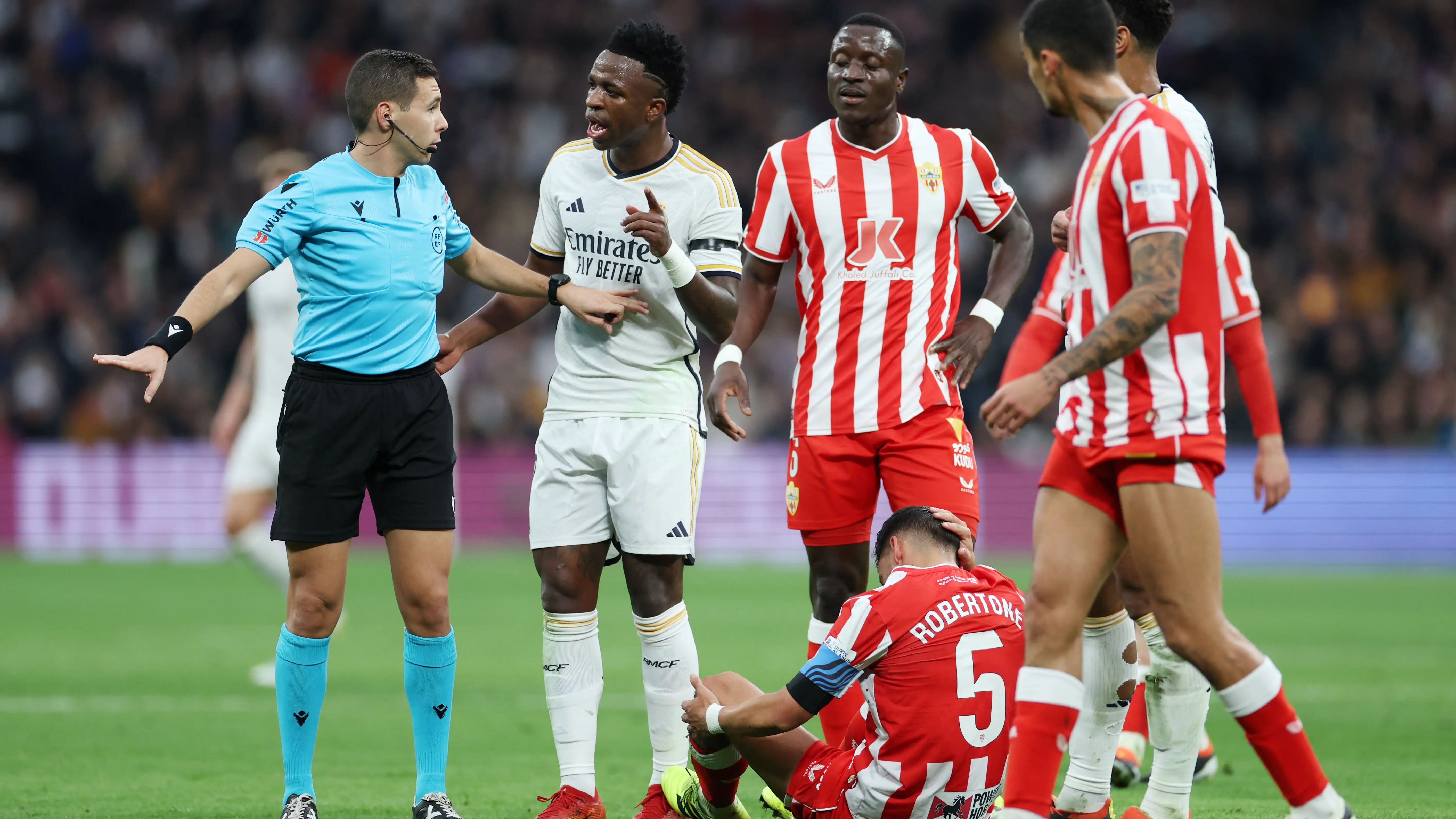 Francisco Maeso arbitra una jugada en el Real Madrid - Almería Francisco Maeso arbitra una jugada en el Real Madrid - Almería