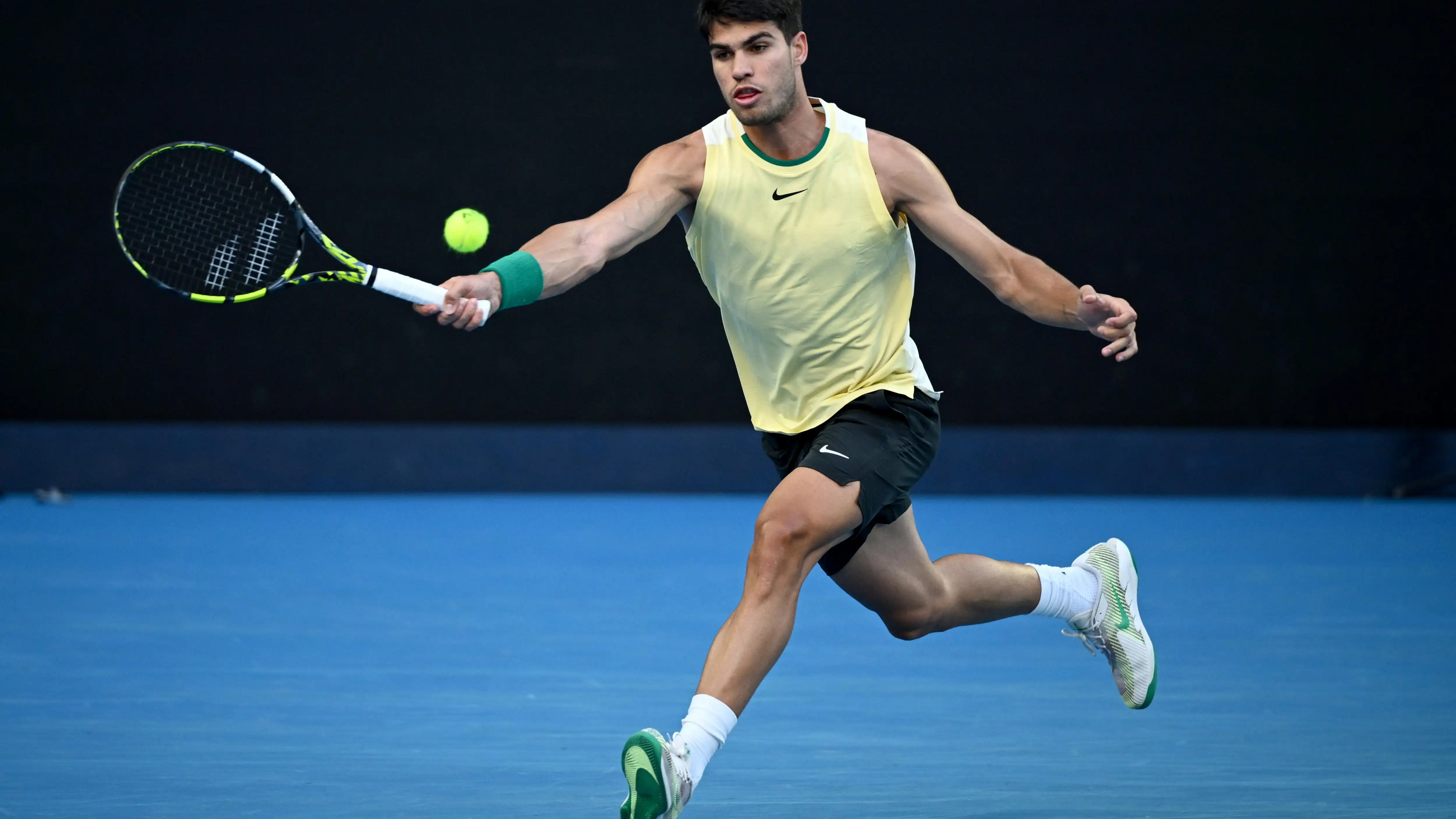 Carlos Alcaraz golpeando una derecha en su partido ante Kecmanovic en el Open de Australia Carlos Alcaraz golpeando una derecha en su partido ante Kecmanovic en el Open de Australia
