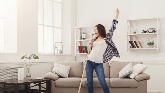 Mujer limpiando la casa