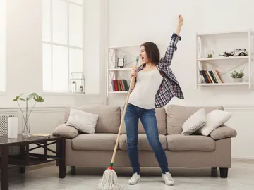 Mujer limpiando la casa Mujer limpiando la casa