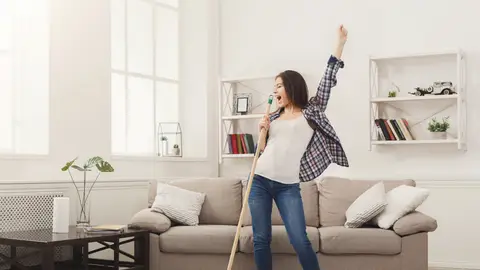 Mujer limpiando la casa Mujer limpiando la casa