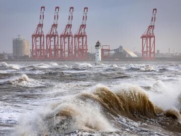 Las olas llegan a New Brighton después de la tormenta Isha