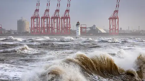 Las olas llegan a New Brighton después de la tormenta Isha
