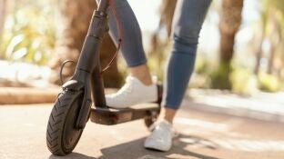 Mujer circulando en un patinete el&eacute;ctrico