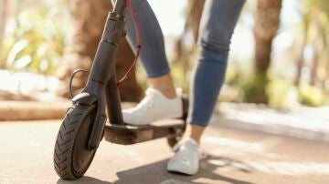 Mujer circulando en un patinete eléctrico