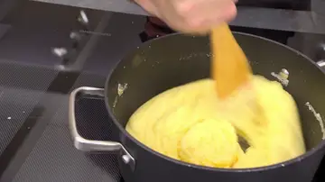 Incorpora la mitad del queso y sigue removiéndola