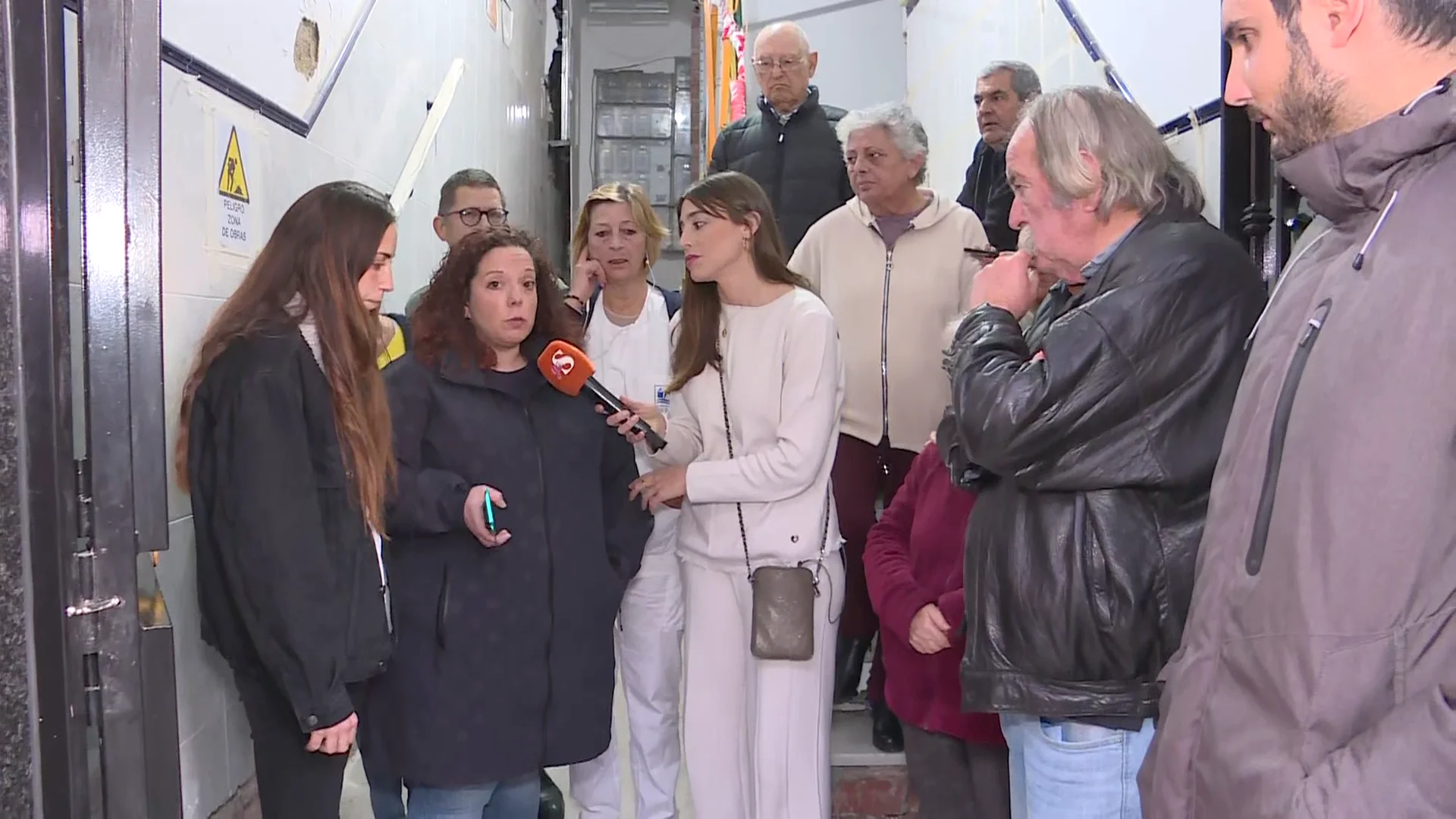 16 vecinos de Torre del Mar (Málaga), atrapados en casa por un ascensor que pagaron pero nunca se instaló 16 vecinos de Torre del Mar (Málaga), atrapados en casa por un ascensor que pagaron pero nunca se instaló