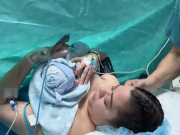 Madre tras el trasplante de útero de su propia madre Madre tras el trasplante de útero de su propia madre