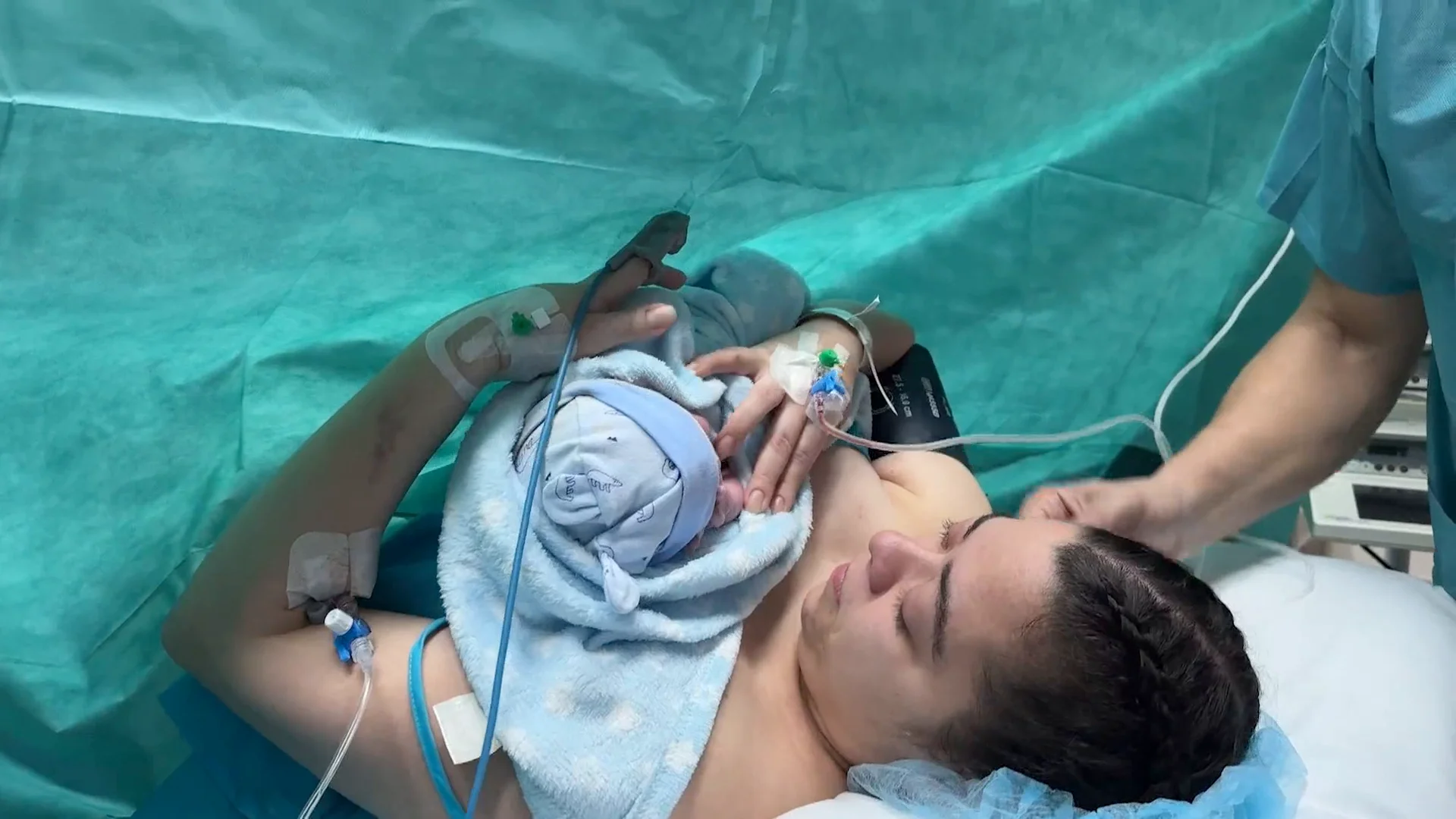 Madre tras el trasplante de útero de su propia madre Antena 3 Noticias