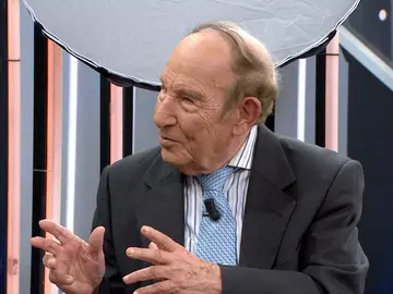 El último fotógrafo de la Gran Vía madrileña: "Estudio el semblante de la persona y en solo un disparo saco lo mejor" El último fotógrafo de la Gran Vía madrileña: "Estudio el semblante de la persona y en solo un disparo saco lo mejor"