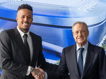 Eder Militao saluda a Florentino Pérez tras renovar su contrato con el Real Madrid Eder Militao saluda a Florentino Pérez tras renovar su contrato con el Real Madrid