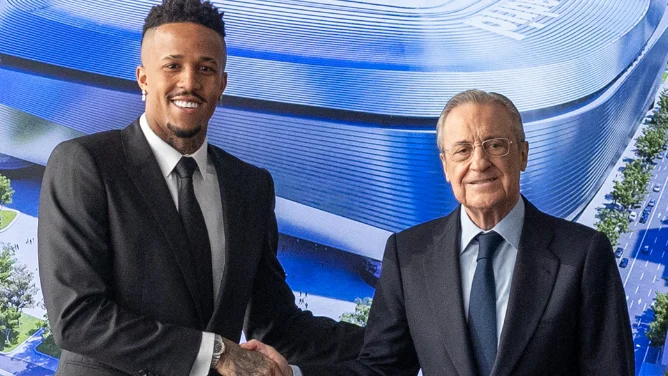 Eder Militao saluda a Florentino P&eacute;rez tras renovar su contrato con el Real Madrid