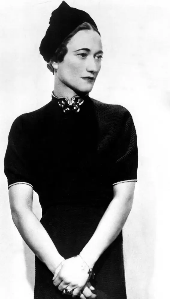 Wallis Simpson con un sombrero ladeado y de punta puntiaguda