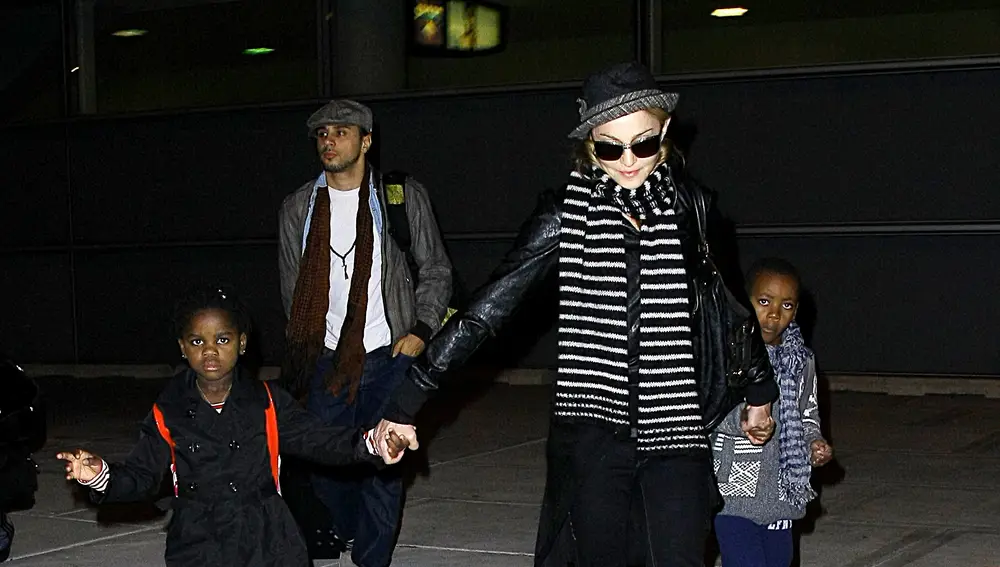 Madonna con sus hijos, Mercy James y David Banda en 2010