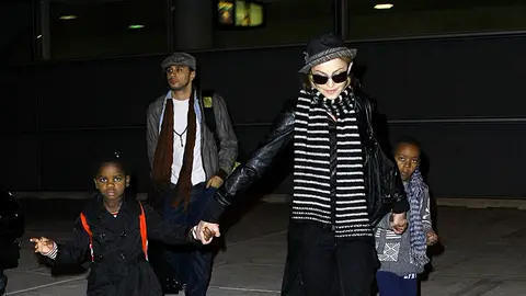 Madonna con sus hijos, Mercy James y David Banda en 2010 Madonna con sus hijos, Mercy James y David Banda en 2010