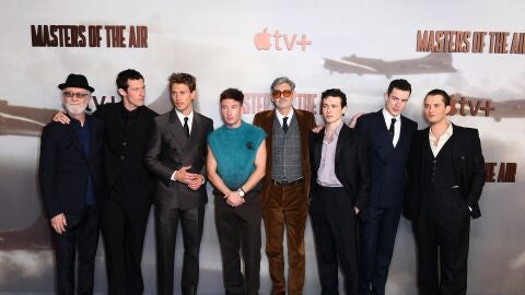 Gary Goetzman, Callum Turner, Austin Butler, Barry Keoghan, John Orloff, Anthony Boyle, Nate Mann y Raff Law en la premiere de Masters Of The Air en Londres