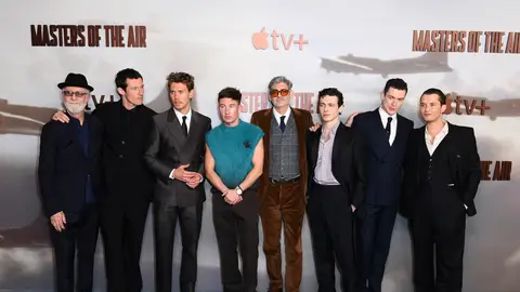 Gary Goetzman, Callum Turner, Austin Butler, Barry Keoghan, John Orloff, Anthony Boyle, Nate Mann y Raff Law en la premiere de Masters Of The Air en Londres Gary Goetzman, Callum Turner, Austin Butler, Barry Keoghan, John Orloff, Anthony Boyle, Nate Mann y Raff Law en la premiere de Masters Of The Air en Londres