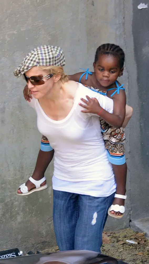 Madonna con su hija Mercy James en Londres en 2009