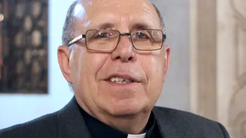 Hallan el cuerpo sin vida de un canónigo de la Catedral de Valencia en su cama y con signos de asfixia Hallan el cuerpo sin vida de un canónigo de la Catedral de Valencia en su cama y con signos de asfixia